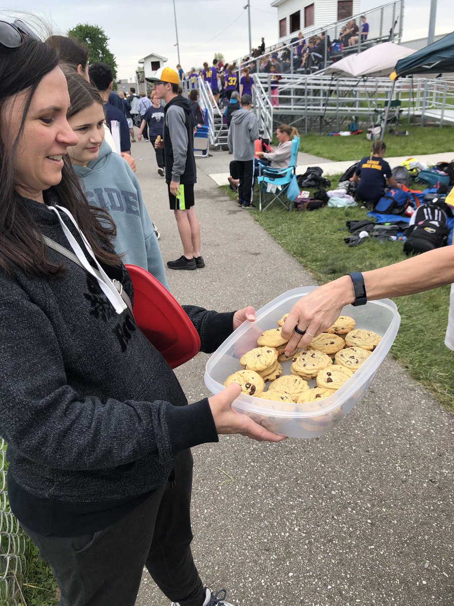 LPSStormWatch's tweet photo. Thank you Mrs. Lohnes for fuelling the athlete’s (and the adults😁) along the way with your delicious cookies! #motivating #chocolatechips #runfaster #jumplong #throwfarther #cheerlouder https://t.co/TBdAFLKGLj
