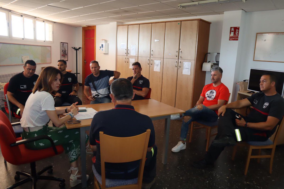 MCarmenMoreno's tweet photo. Esta mañana me reunía con los bomberos del CEIS en el Parque de bomberos de Águilas, previa a la reunión que tendremos mañana en Murcia con el Consejero y el Gerente del Consorcio, preocupante la situación de los Parques de bomberos en la Región de Murcia https://t.co/XIPQW6qTNC