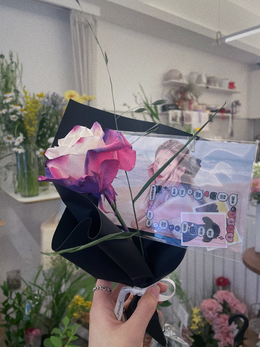 끝나기 직전에 가서 마지막 남은거 받아왔다🥺
더 예쁘게 찍고 싶었는데 급하게 나오느라ㅜㅜ
특전이랑 꽃 다 너무 예뻐💕

#LOVE_YOUR_BLACK_HEART