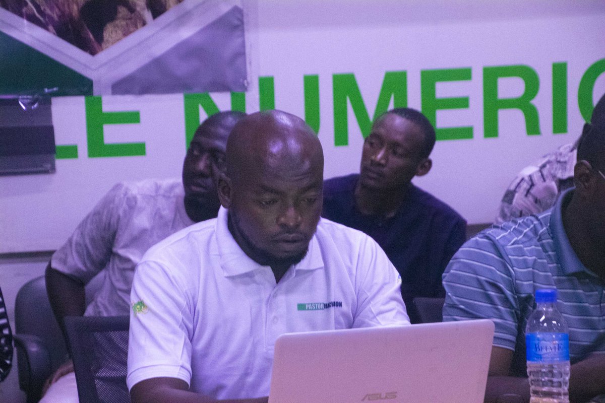 HackathonPastor's tweet photo. Le #PITCH! Une stratégie de présentation efficace et percutante pour convaincre en peu de temps.
En présence des éleveurs et pasteurs nos candidats passent actuellement l'exercice du pitch avant la présentation devant le jury final.
#Pastorhackathon2022 
#Sahel 
#hackingdays https://t.co/TP2MskZK4g