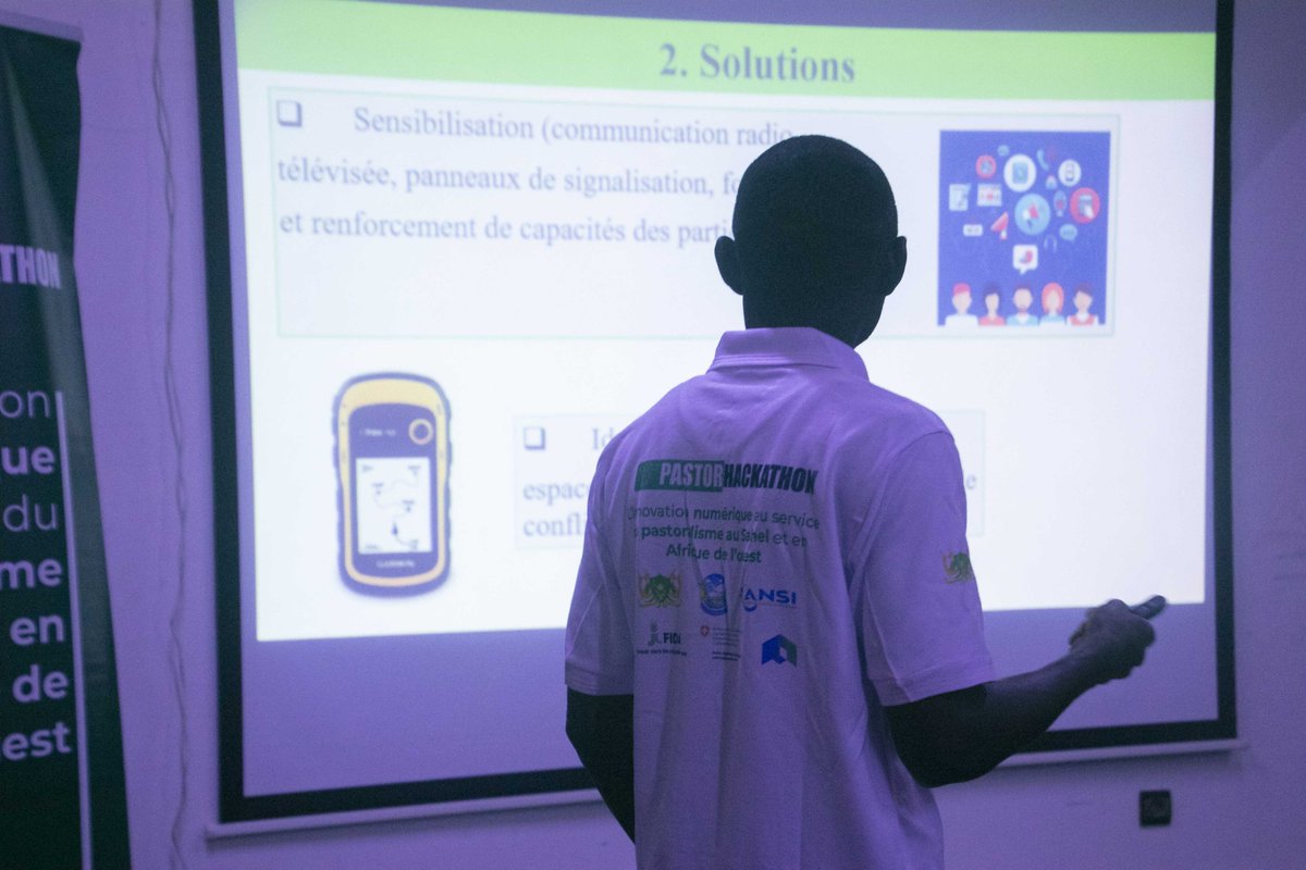 HackathonPastor's tweet photo. Le #PITCH! Une stratégie de présentation efficace et percutante pour convaincre en peu de temps.
En présence des éleveurs et pasteurs nos candidats passent actuellement l'exercice du pitch avant la présentation devant le jury final.
#Pastorhackathon2022 
#Sahel 
#hackingdays https://t.co/TP2MskZK4g