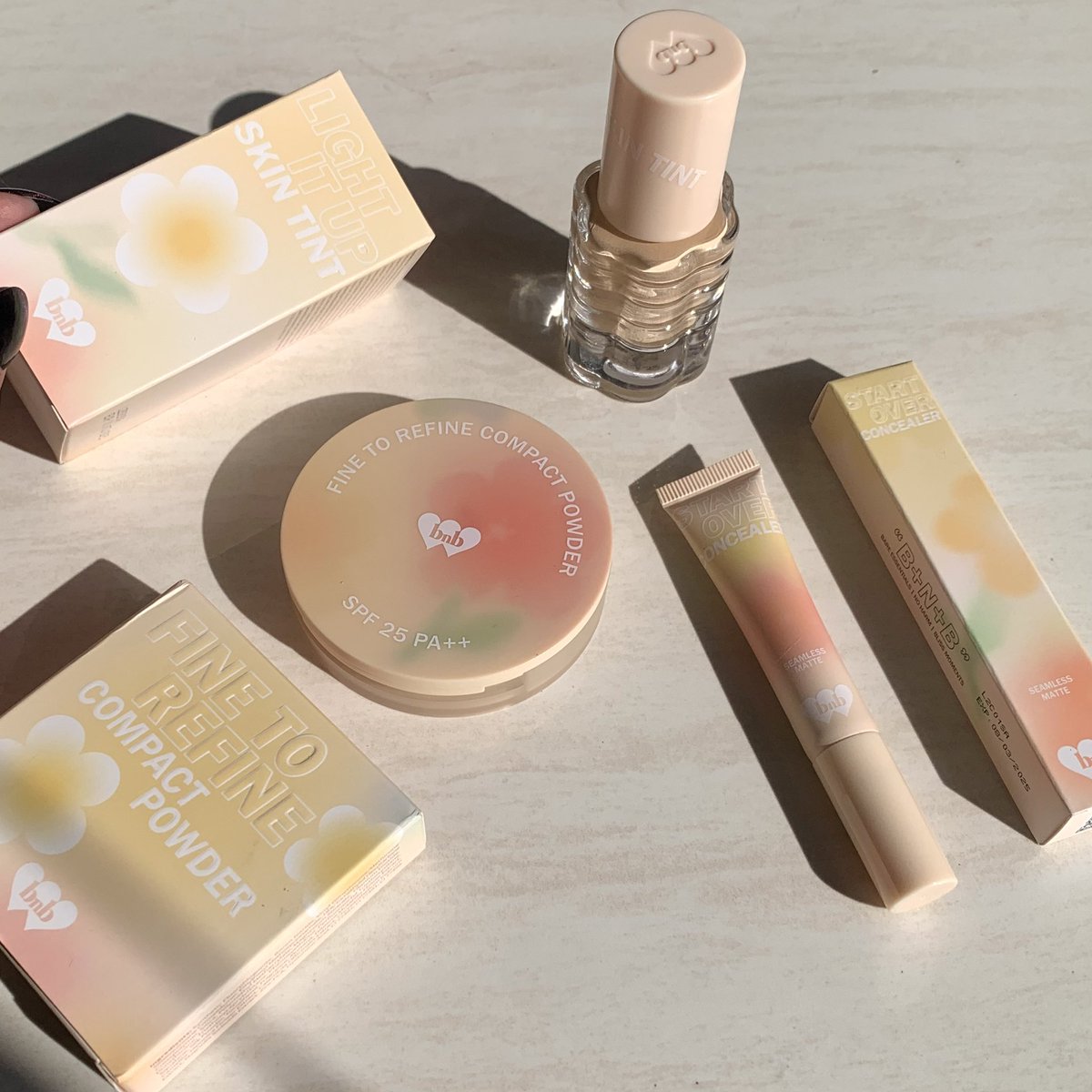 swextdemon's tweet photo. if you’re looking for complexion minim transfer, ringan tapi tahan seharian please check this thread!
Bloommate complexion series nya barenbliss bagus banget gak ada yang gagal!!
look at the packaging too cantik banget yah! 😍#BloomMyWay #RacuninMakeup #RacuninSkincareMakeup https://t.co/6v1F4kRXcS