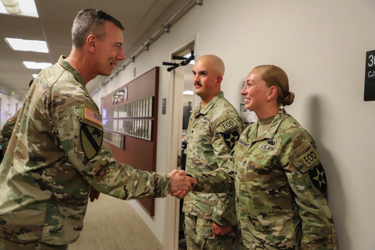 2INFDIV's tweet photo. Congratulations to Staff Sgt. Lesley Raynor and Spc. Shannon Russel, 718th Ordnance Company (EOD), 23rd Chemical Battalion, for placing 2nd place in the all-Army #EODTOY.

https://t.co/iuDPt3SpvH https://t.co/hS0dkT4Nhi
