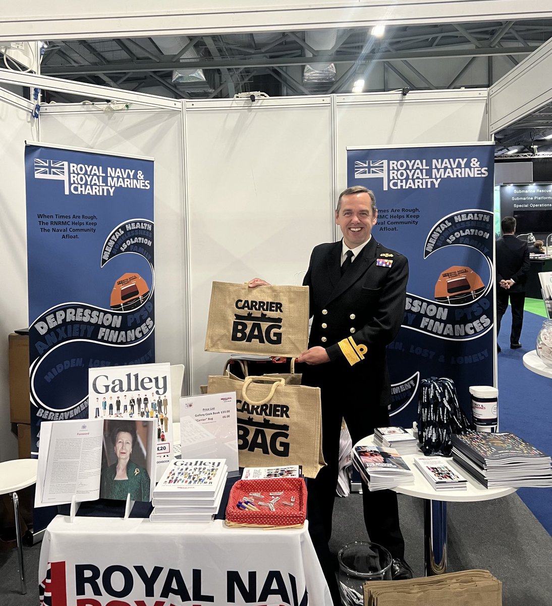 How about a carrier bag? 🛍⚓️ Lovely meeting Rear Admiral James Parkin, proud RNRMC Trustee at the ⁦⁦@Defence_Leaders⁩ #CNE2022 @RAdmJamesParkin⁩