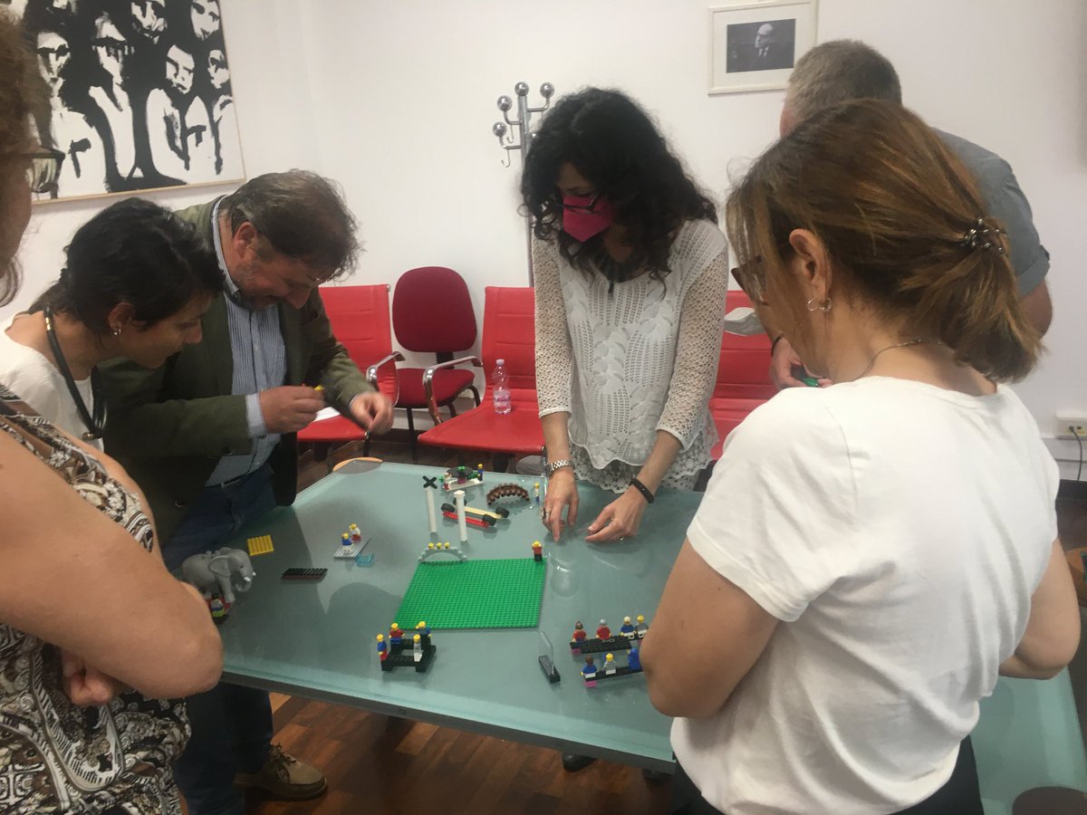 agenfap's tweet photo. LEGO® SERIOUS PLAY® è stato uno degli strumenti del workshop nazionale degli stakeholders nell’ambito del Progetto PIT - Posting In Transport VS/2020/0481. 

#fondazionedivittorio #cgil #lsp #legoseriusplay #agenfaproma #antoniacolasante https://t.co/Hz7TjwKMcE