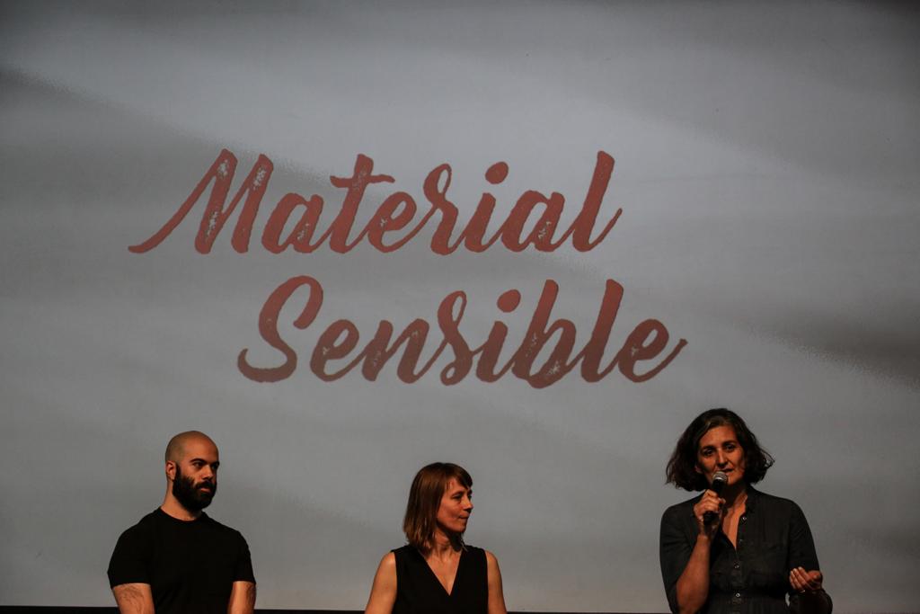 PhotographicSV's tweet photo. 📍 En #Mutare22 Alice Monteil y @plansmireia, responsables de #MaterialSensible, y Abel Parra, participante de la tercera edición:
💬 "La fotografía permite expresar dolor de forma no literal"; la imagen como lenguaje universal y como herramienta.
📷 © @angelgarciafoto https://t.co/OxHiFk4ZDy