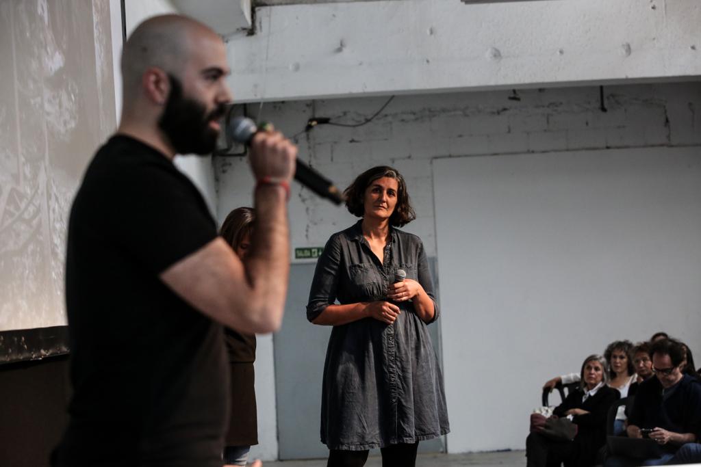 PhotographicSV's tweet photo. 📍 En #Mutare22 Alice Monteil y @plansmireia, responsables de #MaterialSensible, y Abel Parra, participante de la tercera edición:
💬 "La fotografía permite expresar dolor de forma no literal"; la imagen como lenguaje universal y como herramienta.
📷 © @angelgarciafoto https://t.co/OxHiFk4ZDy