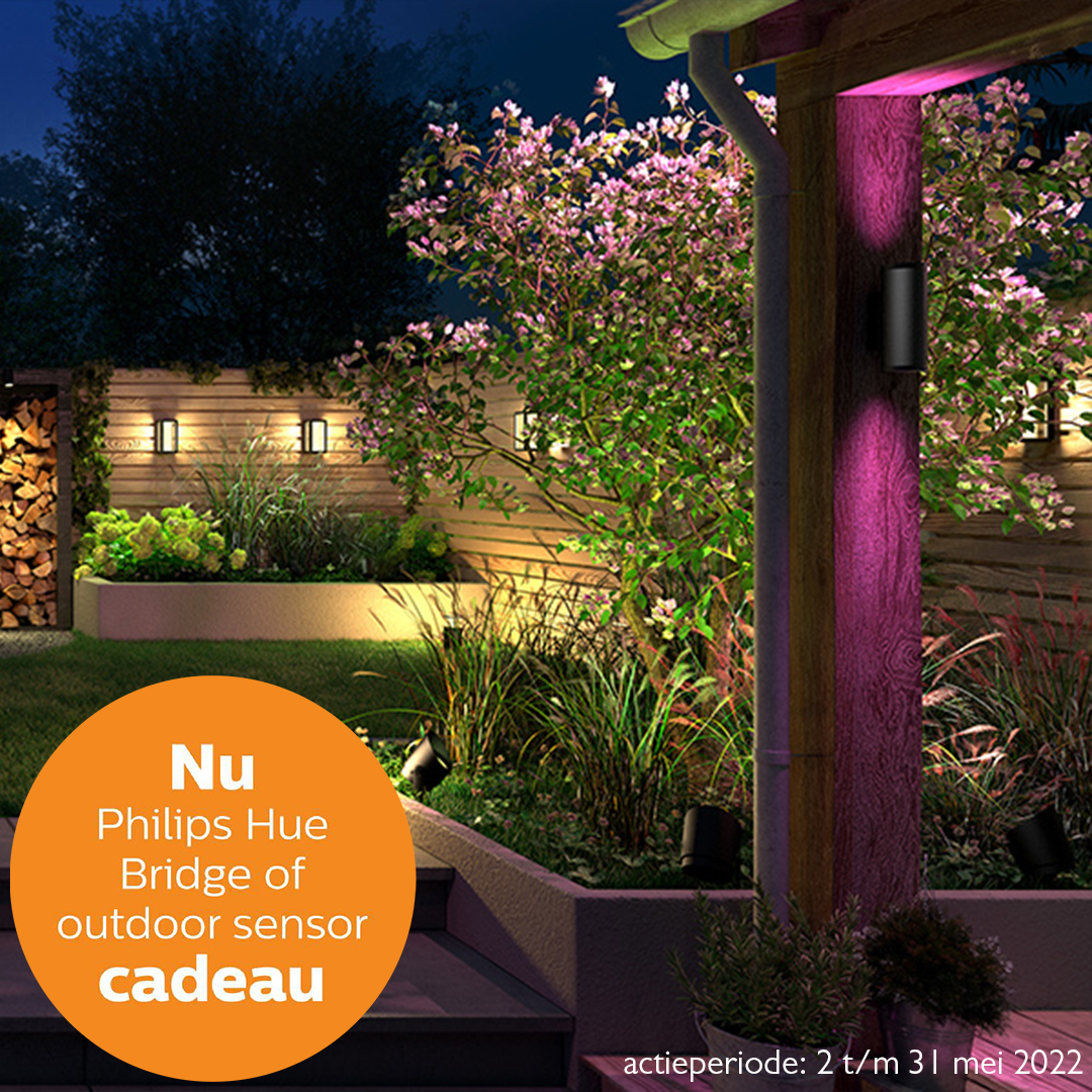 Met de slimme buitenverlichting van Philips Hue zorg je voor een unieke touch voor gezellige, lange zomeravonden. 🎁 Je ontvangt een gratis Hue Bridge of Hue Outdoor Sensor cadeau bij een besteding van € 250,- aan Hue Outdoor producten. ➡️ bit.ly/3vyRPRa