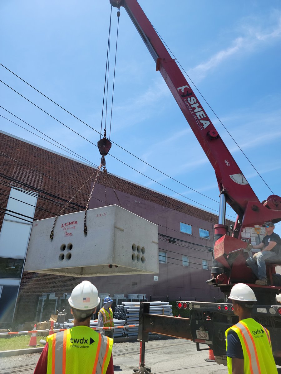 twdx_ip's tweet photo. Third Avenue project in #Somerville's Inner Belt this week. Crews installed second manhole for our new joint use #fiber optic communications trench.
#DigOnce #OpenAccess #interconnection #EngineeringInPlainSight #datacenter #internet https://t.co/NeMVyaofnV