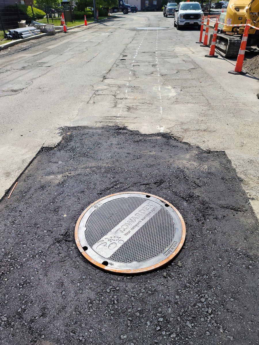 twdx_ip's tweet photo. Third Avenue project in #Somerville's Inner Belt this week. Crews installed second manhole for our new joint use #fiber optic communications trench.
#DigOnce #OpenAccess #interconnection #EngineeringInPlainSight #datacenter #internet https://t.co/NeMVyaofnV