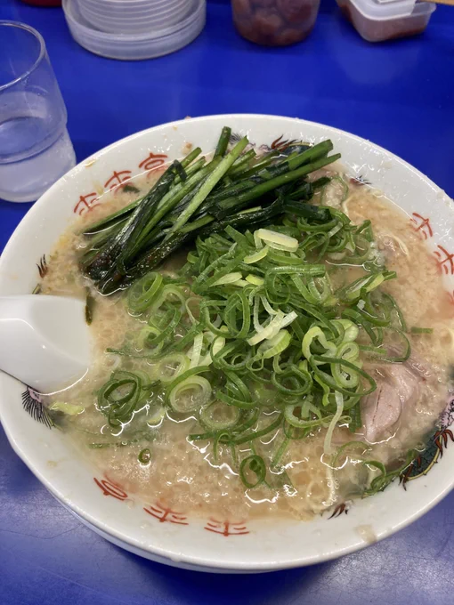 来来亭のラーメン美味すぎて引く
初めてトッピングにピリ辛ニラ追加 