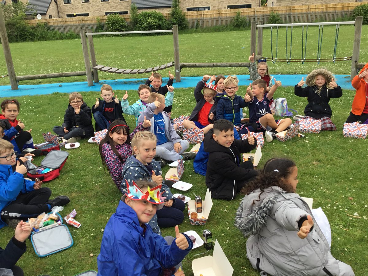 GilberdykeRocks's tweet photo. Jubilee lunch is going down a storm with EYFS and KS1! 🎉#jubileelunch #GPScommunity #HCATjubileelunch https://t.co/JpbL4d1LI9
