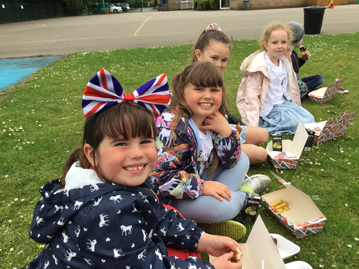 GilberdykeRocks's tweet photo. Jubilee lunch is going down a storm with EYFS and KS1! 🎉#jubileelunch #GPScommunity #HCATjubileelunch https://t.co/JpbL4d1LI9