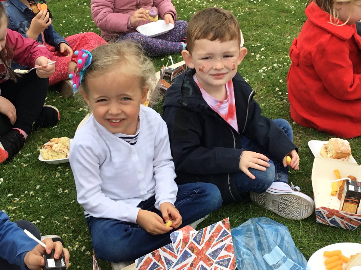 GilberdykeRocks's tweet photo. Jubilee lunch is going down a storm with EYFS and KS1! 🎉#jubileelunch #GPScommunity #HCATjubileelunch https://t.co/JpbL4d1LI9