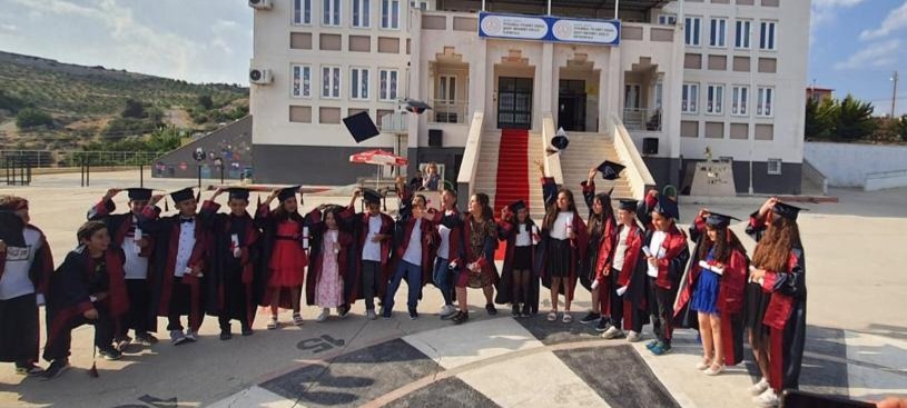 Okulumuz 4-A sınıfı öğrencilerinin mezuniyet töreni İlçe Milli Eğitim Şube Müdürü Murat TEKDEMİRKOPARAN 'ın katılımıyla gerçekleşti. Yolunuz açık olsun çocuklar..<a href="/MersinMEM/">Mersin İl Millî Eğitim Müdürlüğü</a> <a href="/MezitliMEM/">Mezitli MEM 🇹🇷</a> <a href="/muratTEKDEMRKO1/">MURAT TEKDEMİRKOPARAN</a>