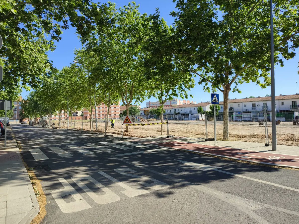 EDUSICiudadReal's tweet photo. En @EDUSICiudadReal seguimos trabajando por una ciudad más eficiente y sostenible. Se ha realizado un carril bici en la calle Pedro Pardo, en el Barrio El Pilar, y se han comenzado las obras de nuevas zonas de esparcimiento y un edificio de promoción empresarial.

Somos Europa! https://t.co/y8er9Kq39J
