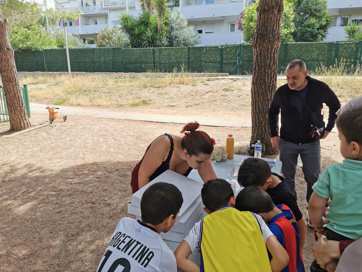 CPIE_APIEU_MTP's tweet photo. Hier après midi le @CPIE_APIEU_MTP  sensibilisait les résidents d'@AcmHabitat  sur les enjeux relatifs aux #dechet sur #Montpellier 
Bravo à Sophie, Maëva, Olivier et Bruno https://t.co/UN31jzTVU1