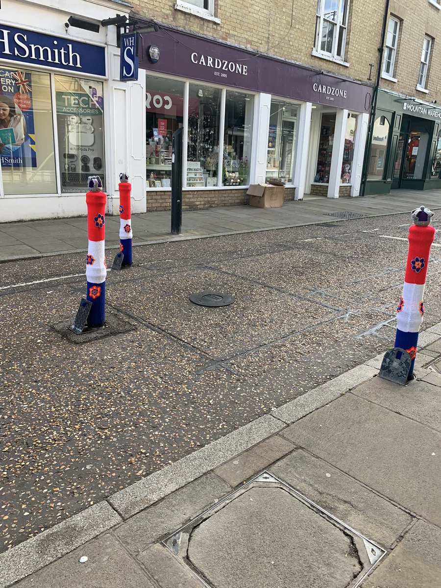 TobyMagness's tweet photo. @BenSVHodges @WorldBollard We have disguised posts in St Ives too…. I see your bollards and raise you a tree, bench and phone box! https://t.co/3iSCgRpVxy