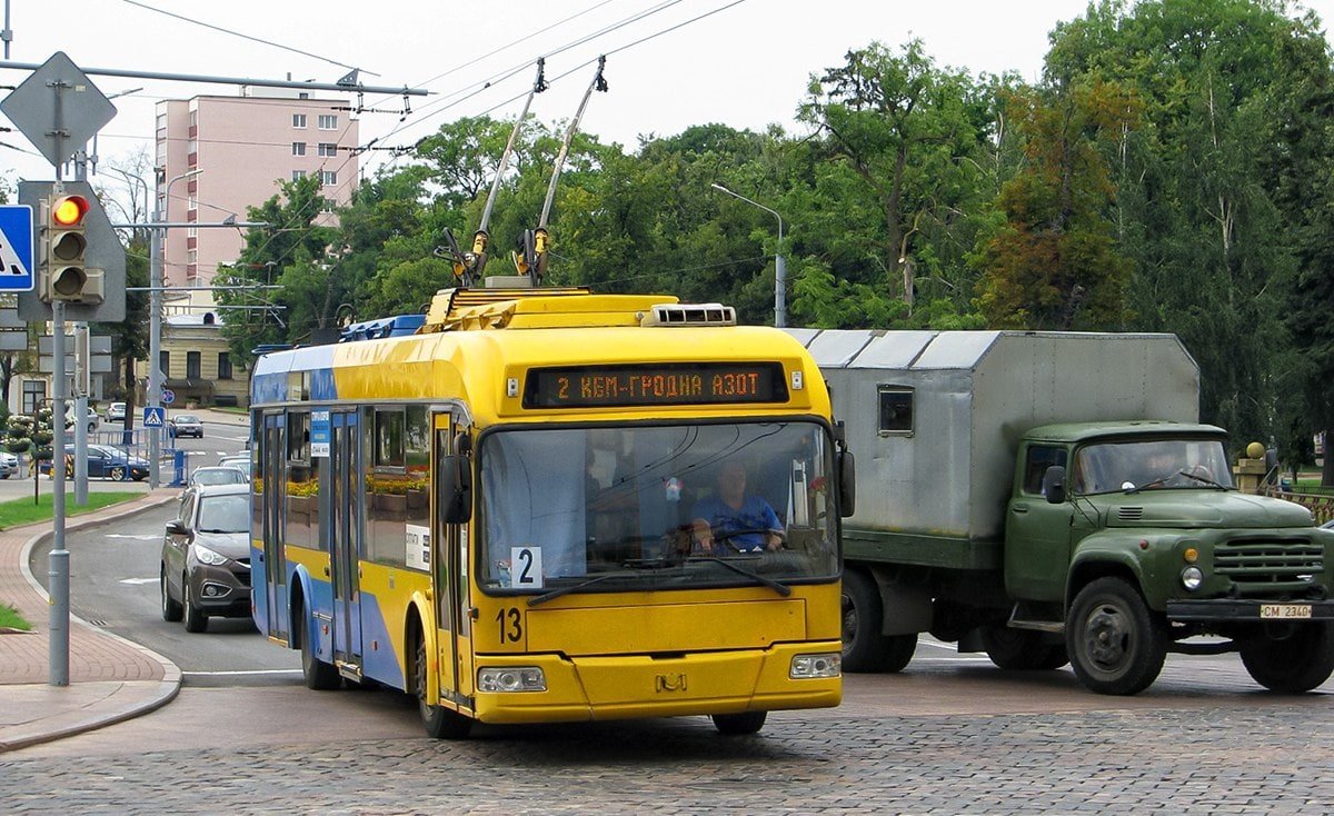 Belarus_Ukraine's tweet photo. In Hrodna, #Belarus public transport is being repainted. Trolleybuses used to be yellow and blue here – these are the colours of the local emblem. And these are the colors of the #Ukrainian flag. Local authorities are afraid of such an association. #BelarusWithUkraine https://t.co/0daGmgIVcE