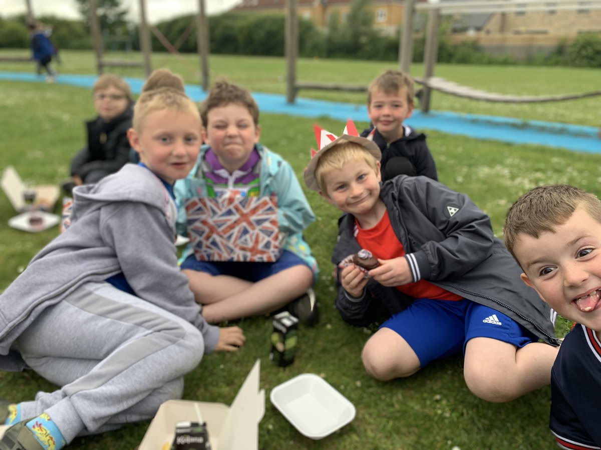 GilberdykeRocks's tweet photo. We’re having a fabulous Jubilee picnic despite the typical British weather! https://t.co/4poEkPgPBX