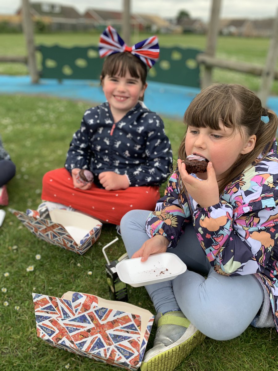 GilberdykeRocks's tweet photo. We’re having a fabulous Jubilee picnic despite the typical British weather! https://t.co/4poEkPgPBX