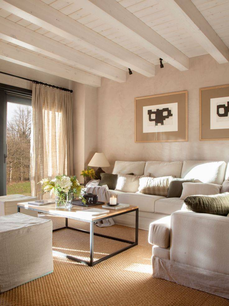 Leyendo un artículo de Natalia Zubizarreta, existen muchos errores muy comunes a la hora de decorar un salón pequeño. Y uno de ellos, por raro que parezca, es dotarlo de una alfombra pequeña y colorida. Cuanto más grande, en tonos claros y uniforme sea, quedará muchísimo mejor.