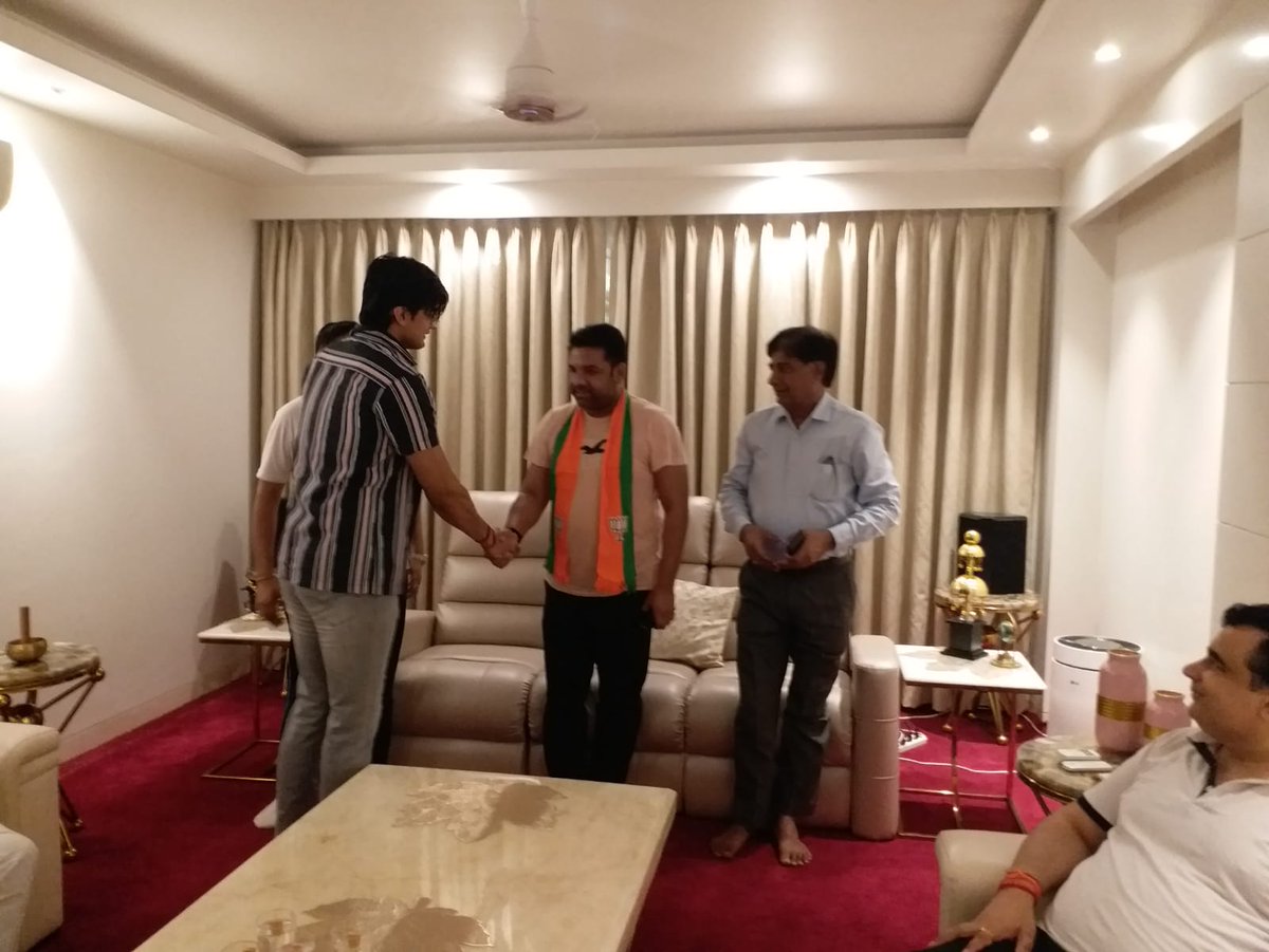 ManishYadavBJP's tweet photo. पार्टी के #100_से_संपर्क अभियान के अंतर्गत आज डीएलएफ फेज-2 में फिल्म अभिनेता श्रीमान विपिन कौशिक जी से संवाद किया एवं कल रिलीज होने वाली उनकी हिन्दी फिल्म #LoveInUkraine का पोस्टर विमोचन किया। अभिनेता विपिन जी को हार्दिक बधाई एवं उज्ज्वल भविष्य की शुभकामनाएं। #जनसेवा_के_8_साल https://t.co/Cdu7NepXXP