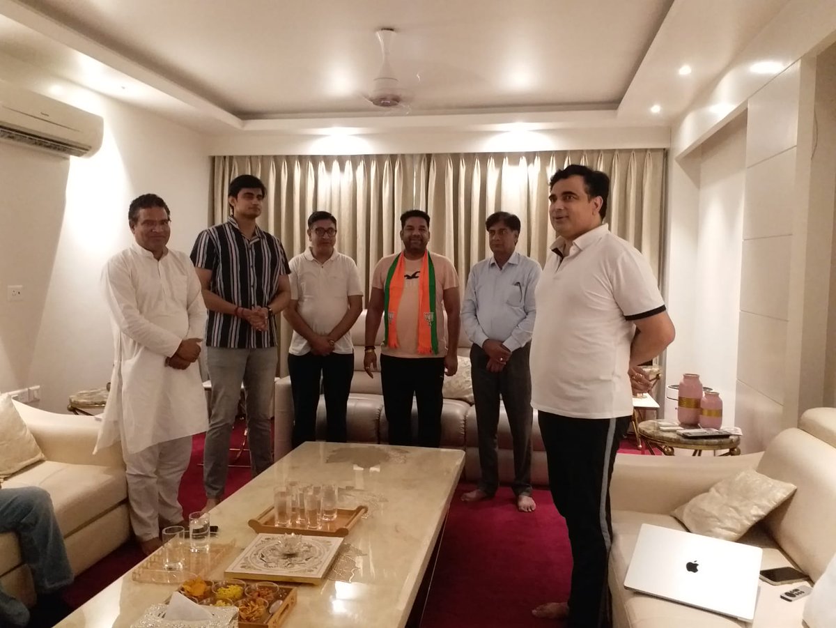 ManishYadavBJP's tweet photo. पार्टी के #100_से_संपर्क अभियान के अंतर्गत आज डीएलएफ फेज-2 में फिल्म अभिनेता श्रीमान विपिन कौशिक जी से संवाद किया एवं कल रिलीज होने वाली उनकी हिन्दी फिल्म #LoveInUkraine का पोस्टर विमोचन किया। अभिनेता विपिन जी को हार्दिक बधाई एवं उज्ज्वल भविष्य की शुभकामनाएं। #जनसेवा_के_8_साल https://t.co/Cdu7NepXXP
