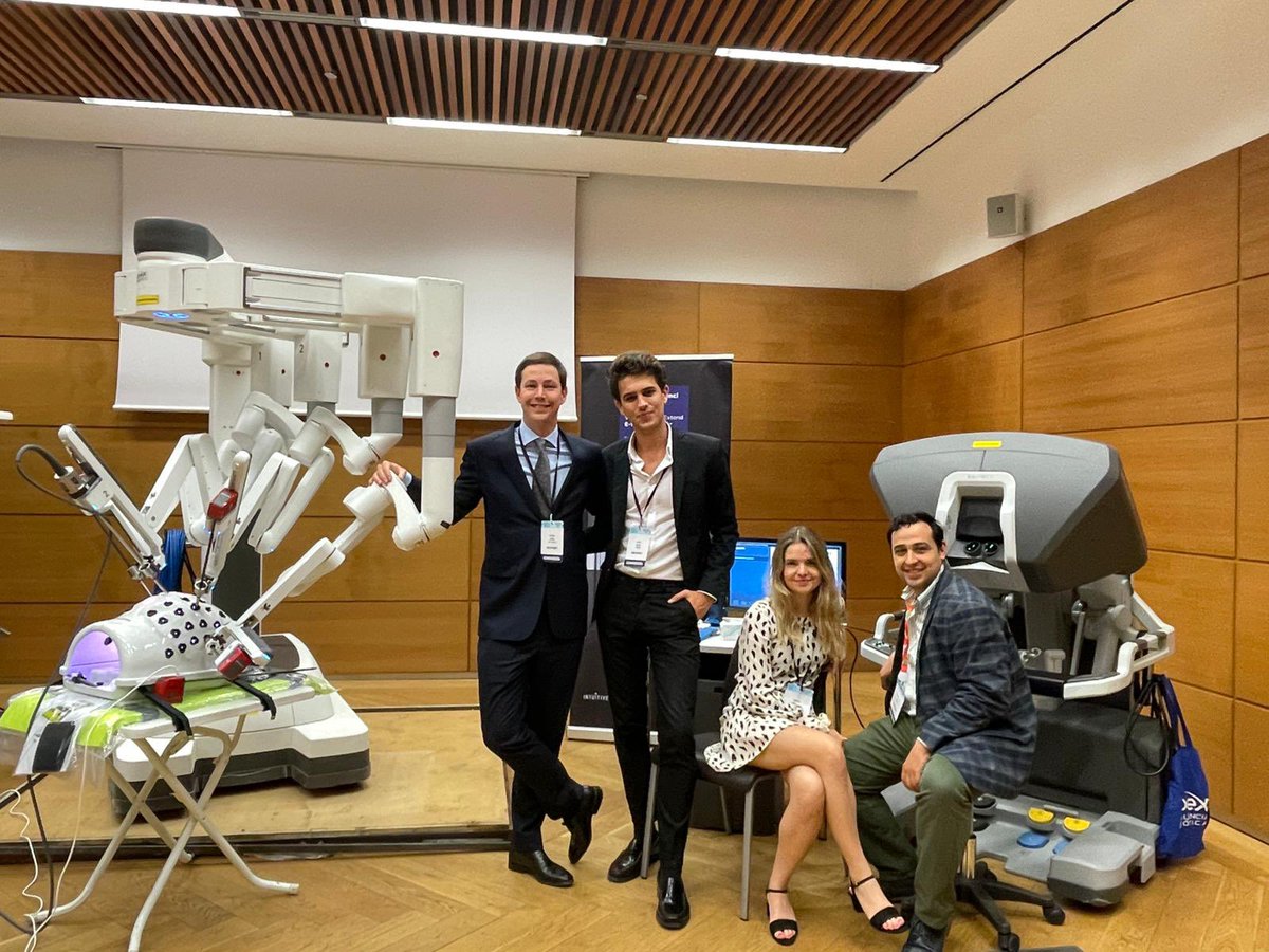 En el Taller de Sutura Robótica con modelos de simulación DaVinci 🤖 en el Congreso @SECO_2022. ¡Muchas gracias a <a href="/abexDaVinci/">ABEX Excelencia Robótica</a>! #SECO2022 #SoMe4Surgery <a href="/MartaBarros_/">Marta Barros</a> <a href="/hermsdani/">Daniel Herms</a> <a href="/carlospetrola/">Carlos Petrola Chacón</a> <a href="/gordeju/">Amador García Ruiz de Gordejuela</a> <a href="/drvilallonga/">RAMON VILALLONGA</a> <a href="/40667ogl/">Óscar González</a>