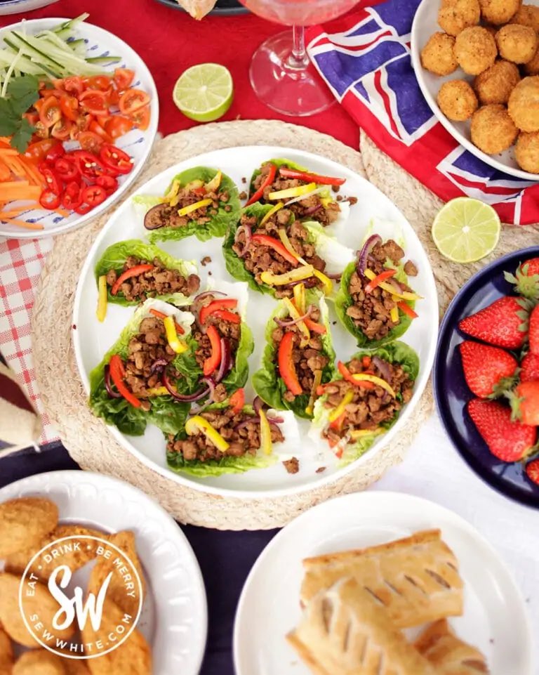 SewWhite's tweet photo. Ad | I have teamed up with @QuornFoods to create an easy party food recipe for the jubilee. In my Quorn Royal Lettuce Cups, I use Quorn Mince, fresh mini sweet peppers, red onion and a mix of delicious spices to create my tasty filling.
https://t.co/LpH5rU5lu5

#QuornPartyFood https://t.co/w50ZGymLId