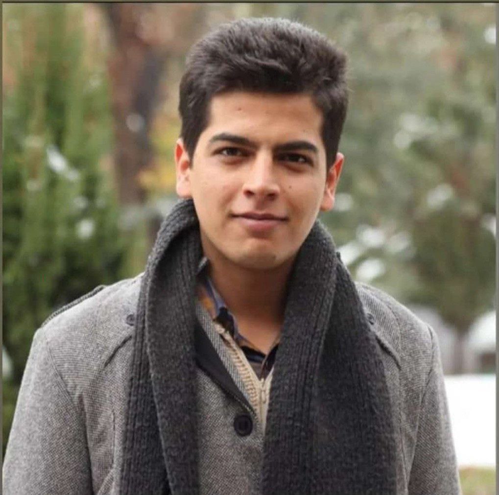 smas_77's tweet photo. شهدایی که تازه بعد از شهادت با شخصیت و زحماتشان آشنا می‌شوی، یک رنگ و بوی دیگه‌ای دارند؛
از محسن فخری‌زاده عزیز و صیاد خدایی بزرگوار تا همین هم‌دانشگاهی گم‌نام و خوش‌نام ما #شهید_احسان_قدبیگی که دیشب در #پارچین به شهادت رسید.
شریف به وجود همچین فارغ‌التحصیلانی افتخار می‌کند. https://t.co/J9wjBlfoUk