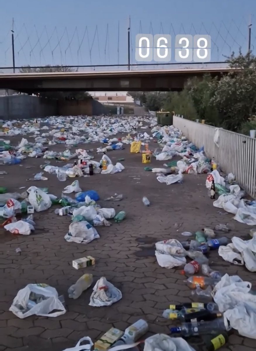 Botellón feria de Cordoba
Cuando se es muy adulto y maduro pa jincharse a beber, pero no tanto pa andar con tu bolsita a un contenedor vaya ser que te hernies no paremio?