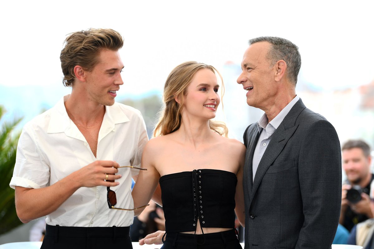 AButlerNews's tweet photo. Austin Butler, Tom Hanks and Olivia Dejonge attend the photocall for "Elvis" during the 75th annual Cannes film festival at Palais des Festivals on May 26, 2022 in Cannes, France. 

#ElvisMovie #Cannes2022 https://t.co/3fHZ1f33BG