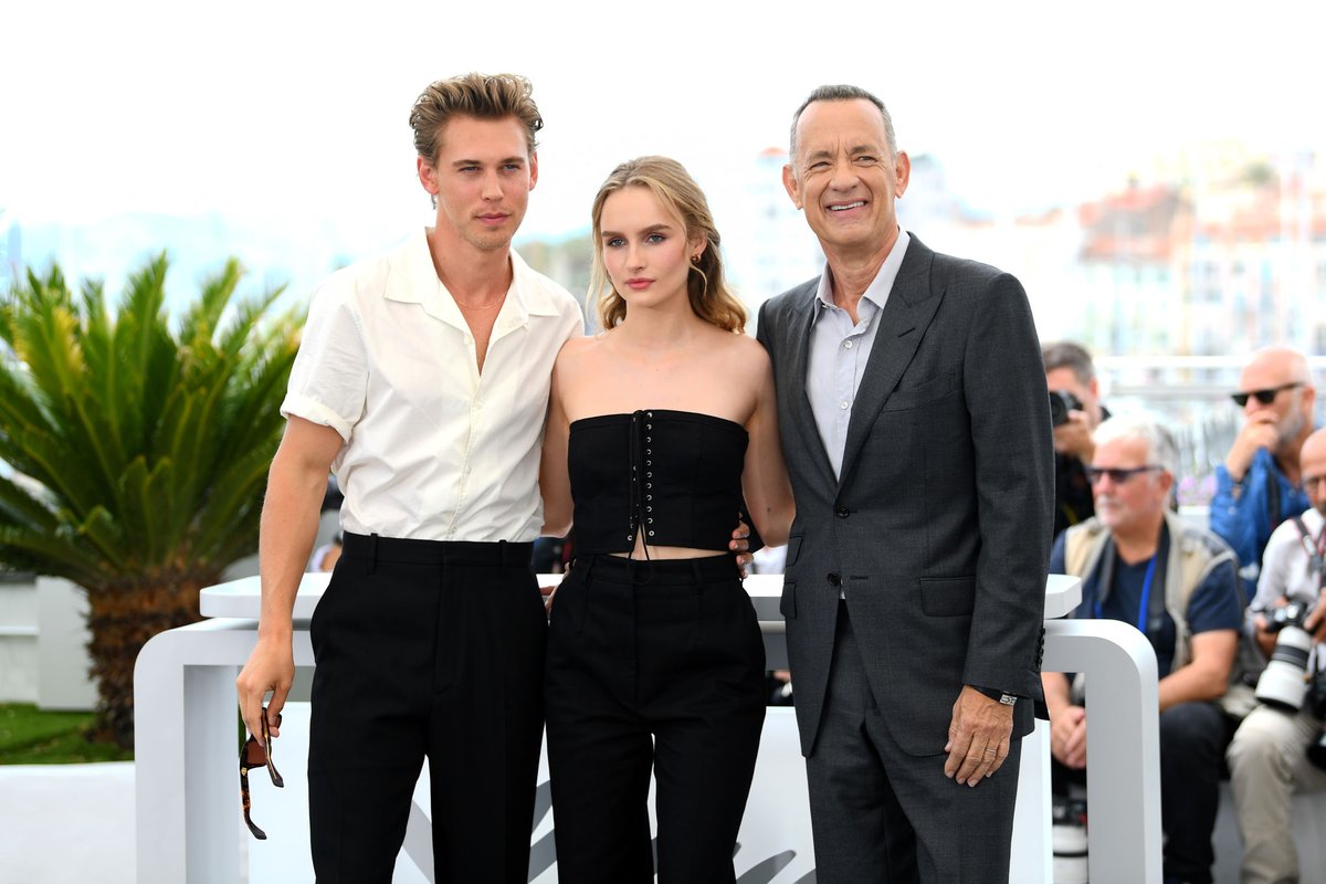 AButlerNews's tweet photo. Austin Butler, Tom Hanks and Olivia Dejonge attend the photocall for "Elvis" during the 75th annual Cannes film festival at Palais des Festivals on May 26, 2022 in Cannes, France. 

#ElvisMovie #Cannes2022 https://t.co/3fHZ1f33BG