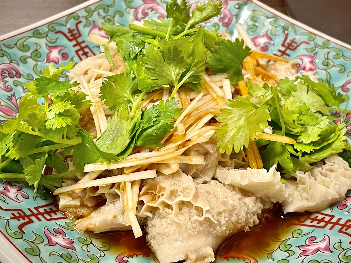 夜は深夜用のテイクアウトを買いつつ、ついに憧れの謝甜記本店さんへ
ずっと安記ばかりいっててなかなか来れなかったので!
あー、米粒を感じる安心する味で最高
自分は弐号店より断然こっち
こういうお粥の味が食べたくて中華街くるやつ
牛のハチノスもふわふわ柔らかうめえ…コレだよコレ感満載 