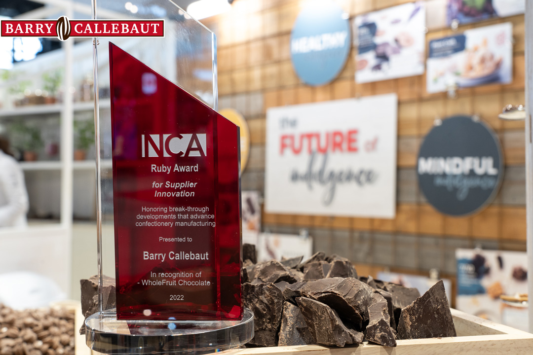 BarryCallebaut's tweet photo. Proud & honored! Our #WholeFruit Chocolate – the 1st ever #upcycled #chocolate made 100% from pure #cacaofruit – won the National Confectioners Association @CandyUSA Innovation Award 2022 at the @SWEETSandSNACKS Expo Award Ceremony.
👉 https://t.co/VwU3LKyZAo https://t.co/NBBlYkm8M2
