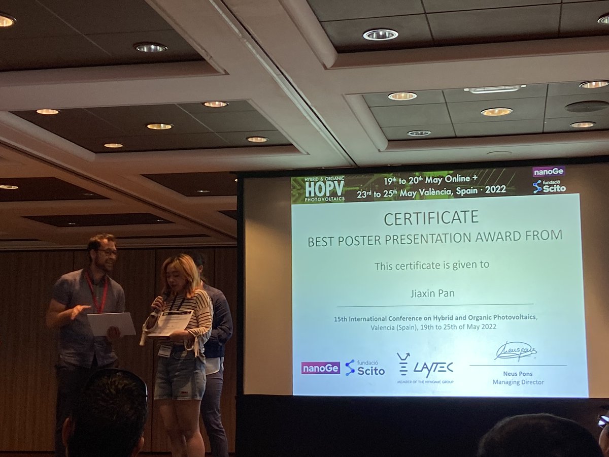 Congratulations to Jiaxin Pan for winning a poster prize for her work on trapping dynamics in perovskite solar cells using pump-push-photocurrent spectroscopy! 🌟🌟🌟