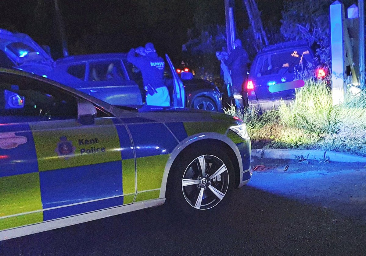 KentSpecials's tweet photo. #youcantparktheresir

Teamwork between #SCDOGS #RPU #PTT #DOGS
with this vehicle which failed to stop, pursued several miles around country lanes #rural #Maidstone, driver made a tactical error by parking in a hedge. 

1 in custody, just shy of 3 times the drink drive limit. 

TB https://t.co/JN3OhXnzXw