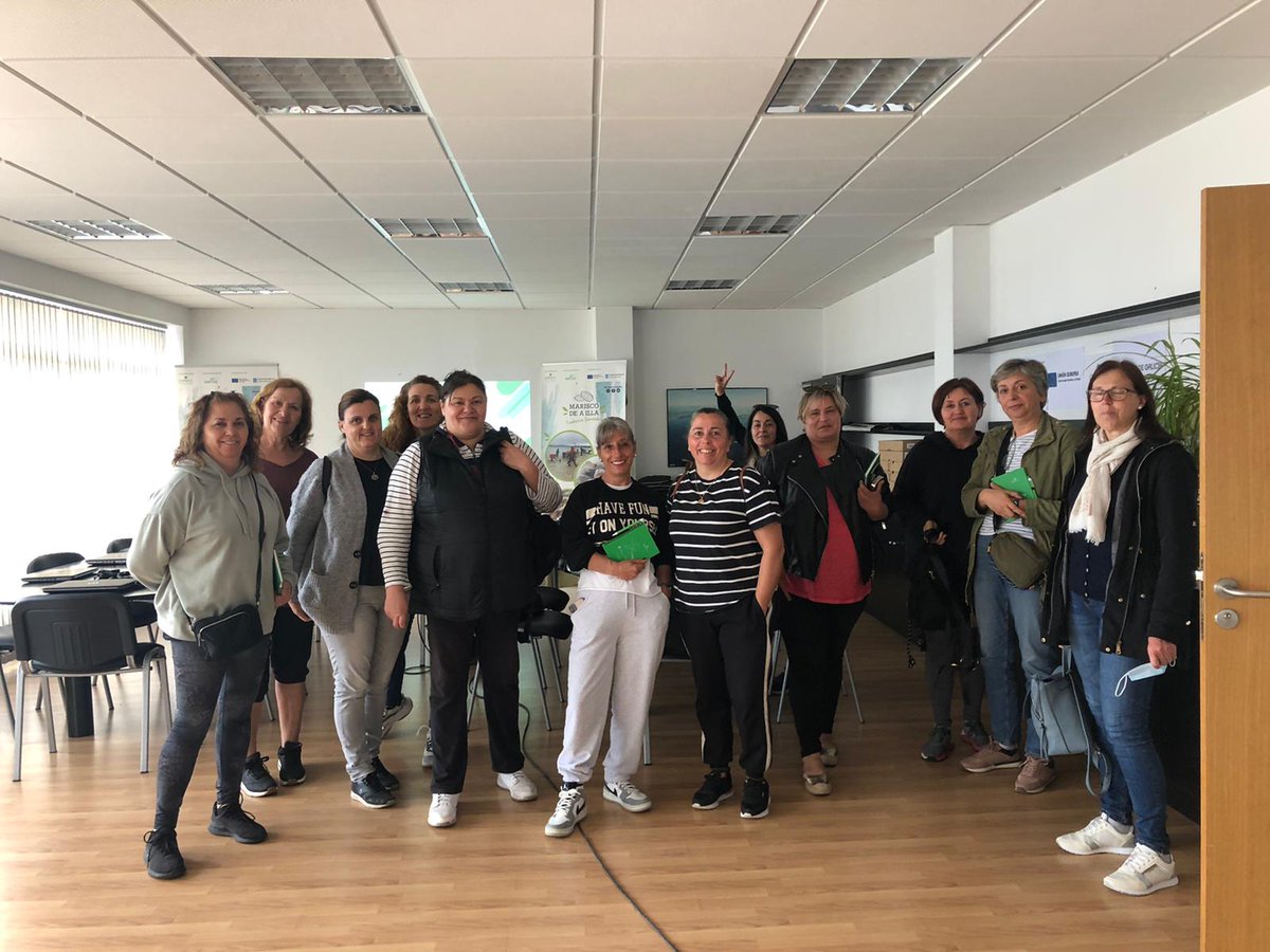 OPP20AIlla's tweet photo. O pasado luns estivemos impartindo o noso curso de informática básica.
#ferramentas #informaticas #internet https://t.co/uL1uqf0KKM