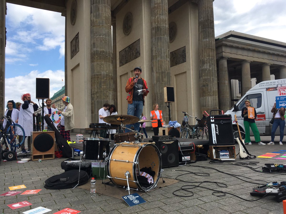 Berlin4F's tweet photo. Und nun Stefan von @klimaneustart zu ihrem #Volksentscheid Klimaneutralität #Berlin 2030!

Bitte folgt ihnen und unterstützt sie bei der Sammlung von Unterschriften! 🙌🙌 https://t.co/lLY7Orabs1