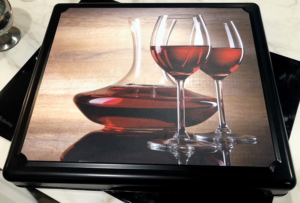 Otra tapa vendida de nuestra reciente colección de diseño #vino. Nos encanta que clientes fieles nos compren otra cubre encimera para regalar a sus amigos!  decortapa.com