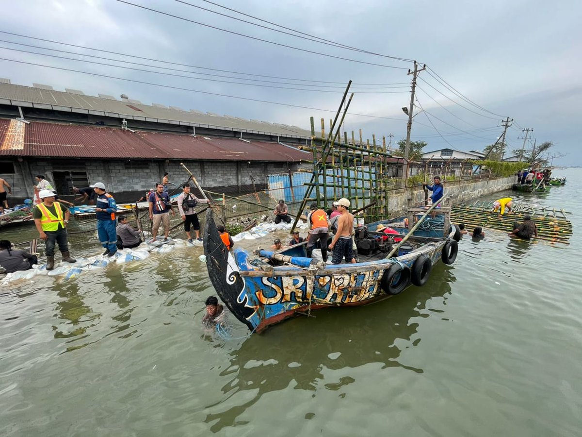 12Jesicha's tweet photo. Semoga warga Semarang segera membaik seperti biasa Aksi Pulihkan Semarang 
#PelindoBantuSemarang 
#TutupTanggulLamicitra https://t.co/jKpHY5eRqo