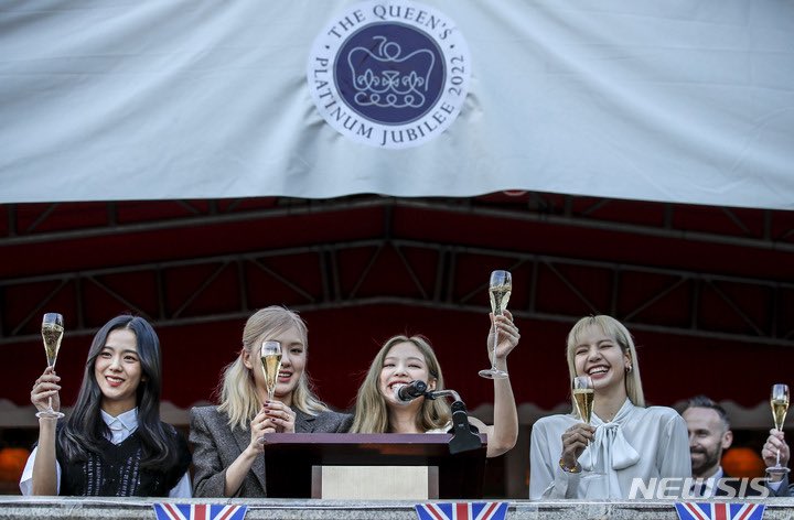 UKinKorea's tweet photo. #QBPSeoul22 
#PlatinumJubilee 
@BLACKPINK  🇬🇧🇰🇷 https://t.co/998oSKX5Nx