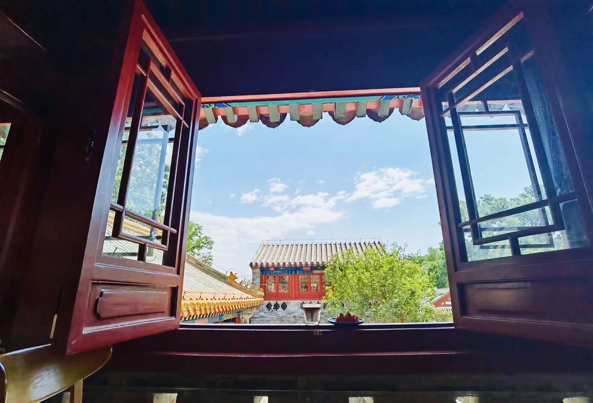 YummyShanny's tweet photo. Both traditional and modern! Love the #café in Beijing! The #coffeebeans they use are from #Brazil 🇧🇷 and #Ethiopia 🇪🇹. #China 
北京一家古典又现代的咖啡馆，实在太迷人！怎能不爱～ https://t.co/G8y4AZ8H4F