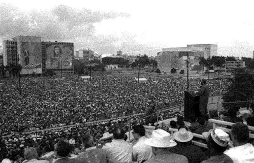 #Fidel: Si tan siquiera comprendemos que estamos llamados a ser ejemplo para todo un continente y que estamos llamados a ser faro para decenas y cientos de millones de hombres, el más elemental sentido del deber revolucionario nos obliga a tenerlo presente. (26/05/1969)
