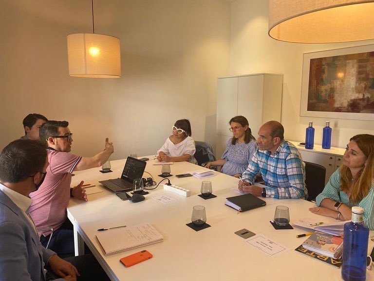 CCACadiz's tweet photo. Hoy nos hemos reunido en el @P_SanAgustin parte de la Junta Directiva de Cádiz Centro Comercial Abierto (José Manuel García, Francisco Álvarez, Dolores Corral y Beatriz Gandullo) con Celestino Martinez, con la Concejala de comercio Montemayor Mures del @Cadiz_es https://t.co/aCefjQ7Vtq