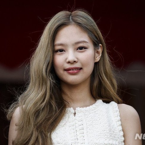 jen_jenini's tweet photo. OMG WE ARE SO CLOSE TO THIS HAIR 
JENNIEEEE 😳 https://t.co/SbwjOa6hVl