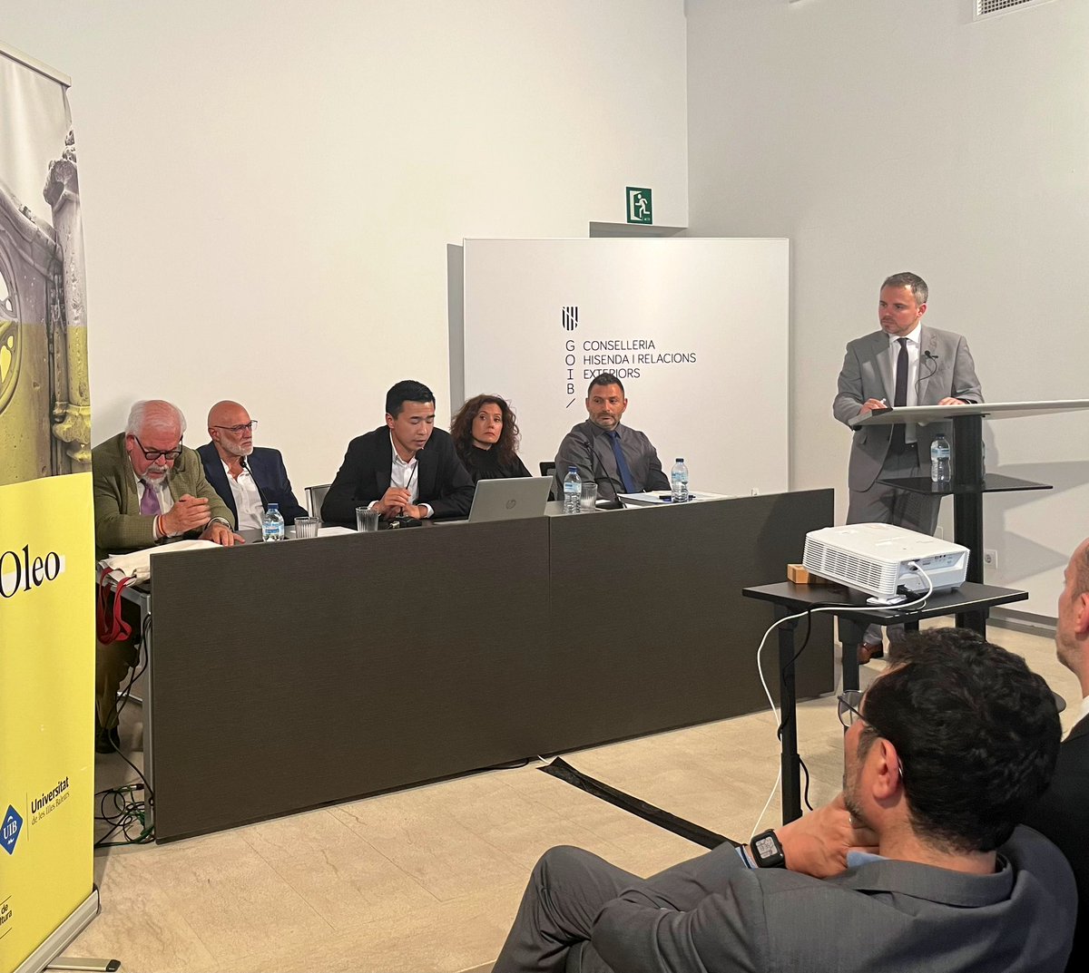 ExteriorsIb's tweet photo. 🌏 Continuam amb #col·loqui en el marc #EstratègiaÀsiaPacífic amb participació de👇🏼
🔹 President #ACHINIB, Fang Ji
🔹 Vicepresident #ABAC, Ramon Rotger
🔹 Representació de la @UIBuniversitat amb Marcos Nadal i Magdalena Brotons
🔹 Ambaixador d’Espanya, Juan Manuel López Nadal https://t.co/QrvsyZiftY