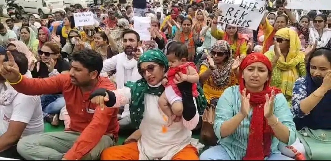 AjazAhm69193768's tweet photo. Justice for rehbar khel physical education teachers @PMOIndia @diprjk @manojsinha_ @manojsinha_ https://t.co/AlTr8LTgnA