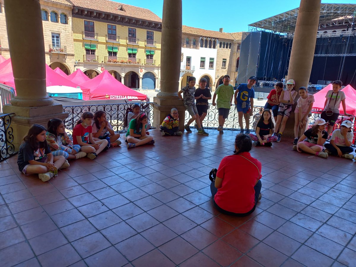 galis_esc's tweet image. Està sent un gran dia! Hem vist el Poble Espanyol, hem gaudit de l'exposició de Star Wars i hem fet el joc de sarró. Seguim! #excursió #4rt